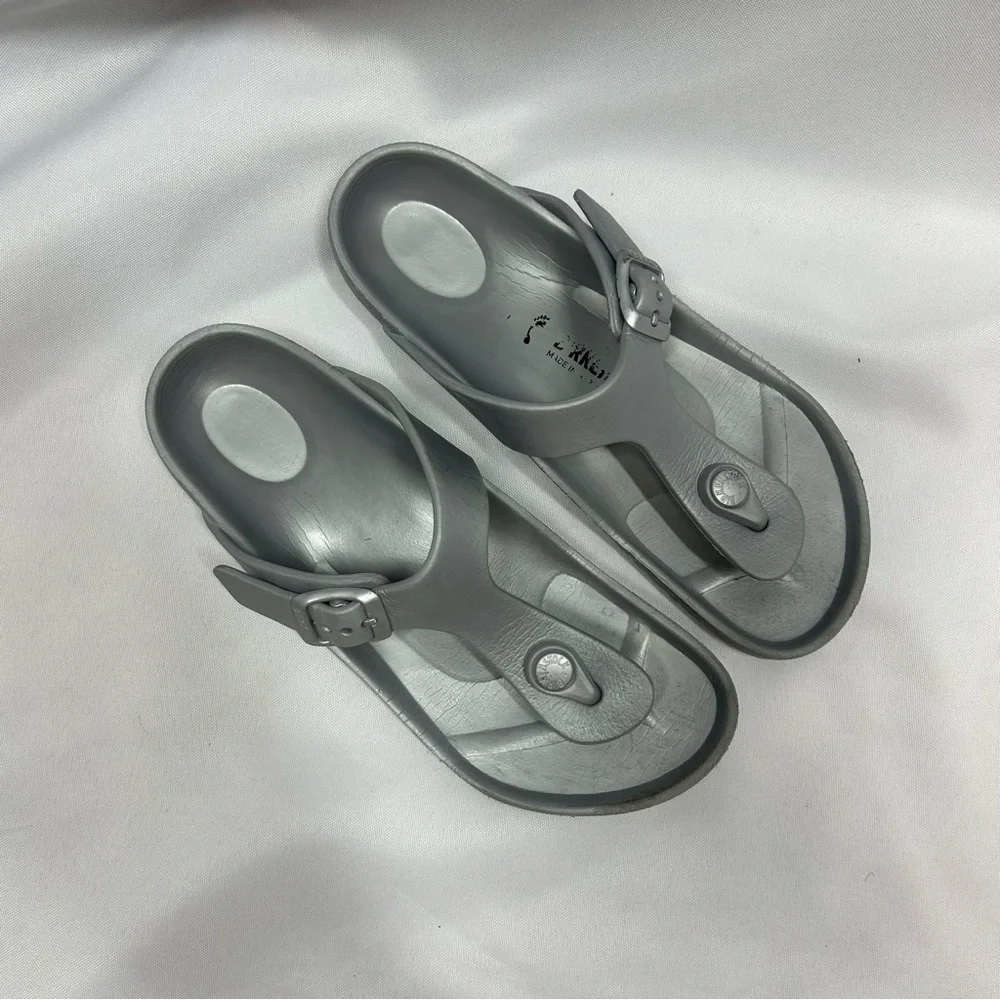 Birkenstock | Silver Gizeh Eva Rubber Sandals Kids Big Girls Size US 3/EU 34 - Picture 4 of 9